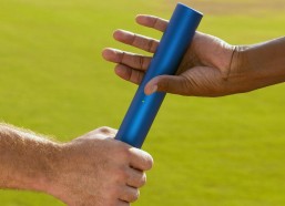 足彩网：紫金传承的微妙回响，詹姆斯得分个位数之夜与科比八分时光的跨越对话